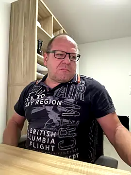 Snapshot of coupleLatinaLovers chatting on October 20, 5:30 am coupleLatinaLovers online show from October 20, 5:30 am