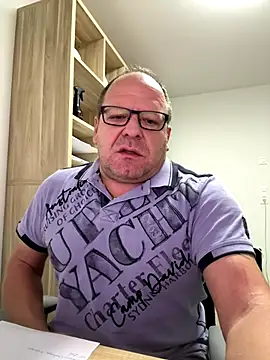 Snapshot of coupleLatinaLovers chatting on October 22, 4:57 am coupleLatinaLovers online show from October 22, 4:57 am