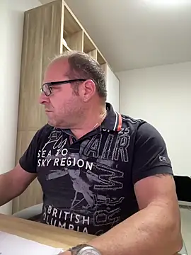 Snapshot of coupleLatinaLovers chatting on October 23, 4:56 am coupleLatinaLovers online show from October 23, 4:56 am