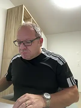 Snapshot of coupleLatinaLovers chatting on October 27, 5:44 am coupleLatinaLovers online show from October 27, 5:44 am