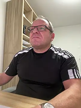 Snapshot of coupleLatinaLovers chatting on October 31, 6:25 am coupleLatinaLovers online show from October 31, 6:25 am