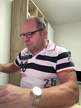 Snapshot of coupleLatinaLovers chatting on November 14, 6:23 am coupleLatinaLovers online show from November 14, 6:23 am