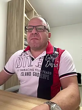 Snapshot of coupleLatinaLovers chatting on November 17, 5:57 am coupleLatinaLovers online show from November 17, 5:57 am