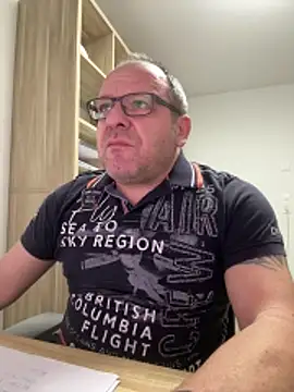 Snapshot of coupleLatinaLovers chatting on November 26, 6:25 am coupleLatinaLovers online show from November 26, 6:25 am