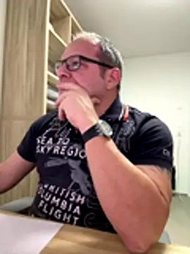 Snapshot of coupleLatinaLovers chatting on November 27, 6:37 am coupleLatinaLovers online show from November 27, 6:37 am