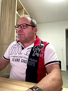 Snapshot of coupleLatinaLovers chatting on December 3, 6:10 am coupleLatinaLovers online show from December 3, 6:10 am