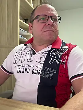 Snapshot of coupleLatinaLovers chatting on December 4, 6:55 am coupleLatinaLovers online show from December 4, 6:55 am