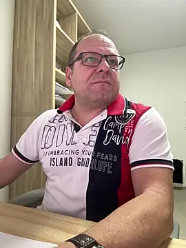 Snapshot of coupleLatinaLovers chatting on December 5, 6:22 am coupleLatinaLovers online show from December 5, 6:22 am