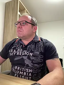 Snapshot of coupleLatinaLovers chatting on December 15, 5:44 am coupleLatinaLovers online show from December 15, 5:44 am