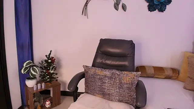 Snapshot of Saray_M_ chatting on December 15, 5:17 pm Saray M online show from December 15, 5:17 pm