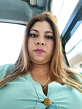 Snapshot of Laura-Hernandez chatting on December 22, 3:33 pm Laura-Hernandez online show from December 22, 3:33 pm