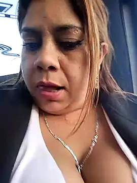 Snapshot of Laura-Hernandez chatting on January 9, 10:41 pm Laura-Hernandez online show from January 9, 10:41 pm