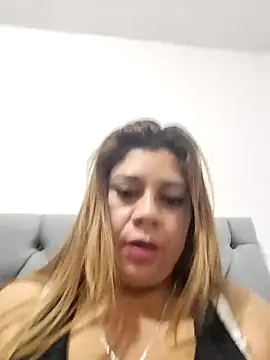 Snapshot of Laura-Hernandez chatting on February 7, 8:20 pm Laura-Hernandez online show from February 7, 8:20 pm
