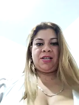 Snapshot of Laura-Hernandez chatting on February 25, 5:58 pm Laura-Hernandez online show from February 25, 5:58 pm