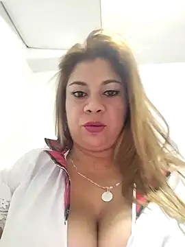 Snapshot of Laura-Hernandez chatting on March 5, 2:45 pm Laura-Hernandez online show from March 5, 2:45 pm