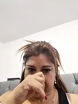 Snapshot of Laura-Hernandez chatting on March 19, 3:29 pm Laura-Hernandez online show from March 19, 3:29 pm