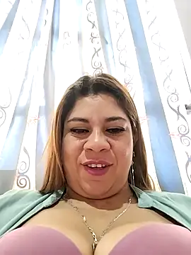 Snapshot of Laura-Hernandez chatting on September 24, 1:58 pm Laura-Hernandez online show from September 24, 1:58 pm