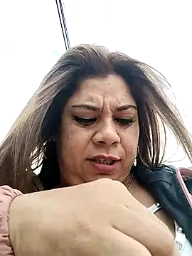 Snapshot of Laura-Hernandez chatting on October 9, 4:27 pm Laura-Hernandez online show from October 9, 4:27 pm