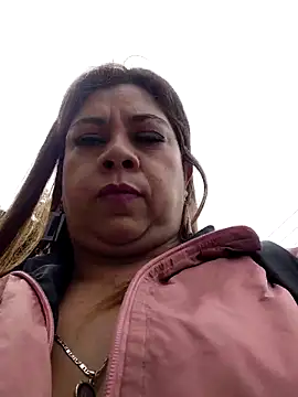 Snapshot of Laura-Hernandez chatting on October 31, 2:40 pm Laura-Hernandez online show from October 31, 2:40 pm