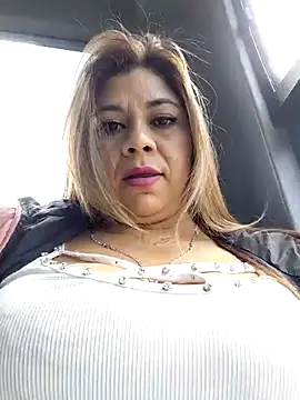 Snapshot of Laura-Hernandez chatting on November 8, 3:23 pm Laura-Hernandez online show from November 8, 3:23 pm