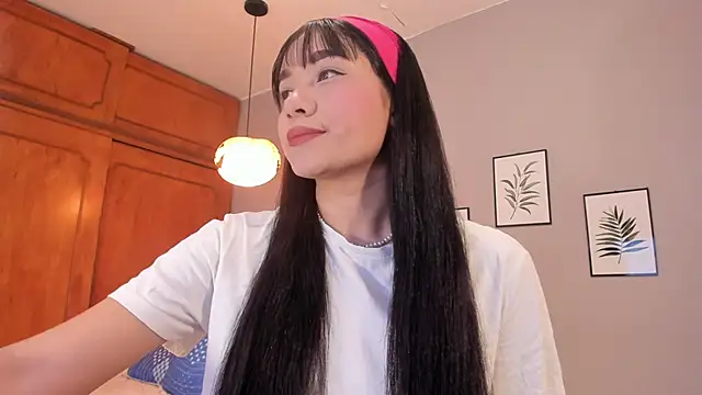 Snapshot of Maia_W10 chatting on November 12, 12:16 pm Maia W10 online show from November 12, 12:16 pm