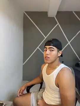 Snapshot of Diegobaby-18 chatting on April 15, 5:03 am Diegobaby-18 online show from April 15, 5:03 am