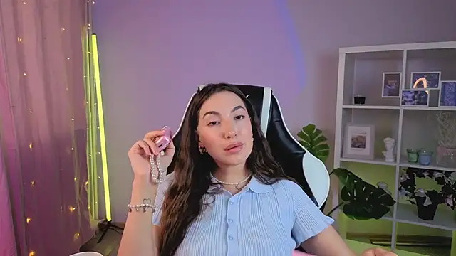 Snapshot of MelissaLovvv chatting on July 7, 6:47 am MelissaLovvv online show from July 7, 6:47 am