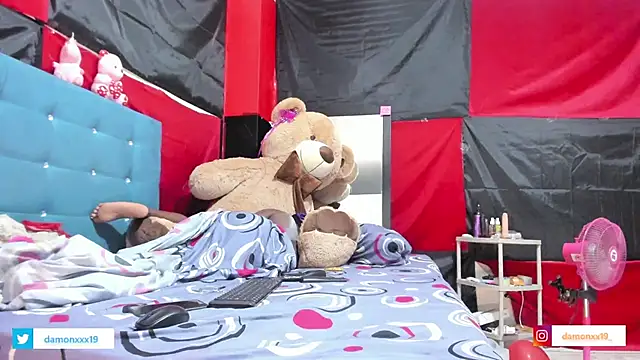 Snapshot of daamonxxx19 chatting on March 9, 2:39 am daamonxxx19 online show from March 9, 2:39 am