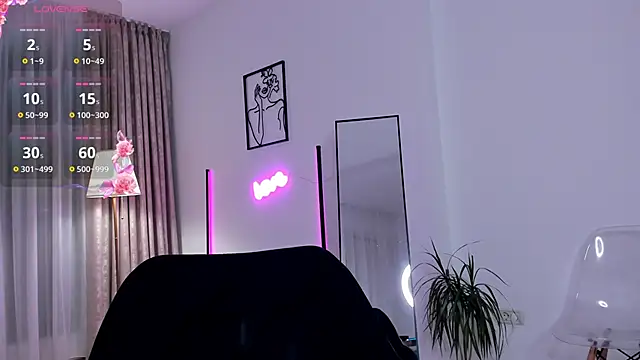 JuicyyPeach  online show from March 4, 11:43 pm
