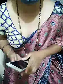 Snapshot of aliseanu chatting on February 6, 1:38 am aliseanu online show from February 6, 1:38 am