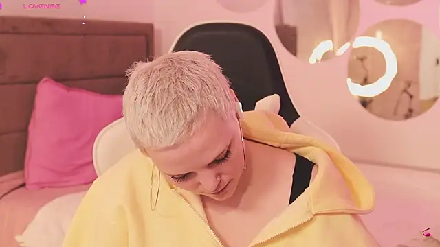 Snapshot of LikaBerry1 chatting on February 12, 3:29 pm LikaBerry1 online show from February 12, 3:29 pm