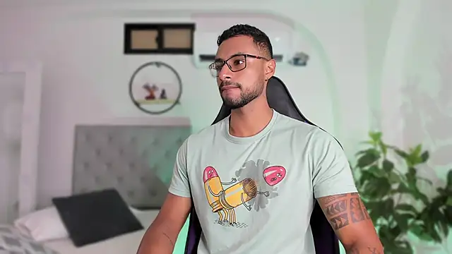 LiamGarcia1 online show from December 11, 12:23 pm