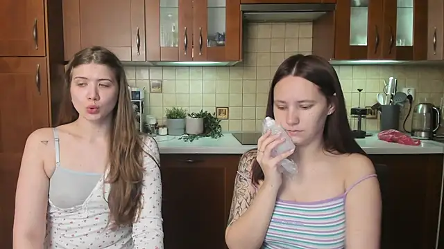 HotCaramellsTV online show from June 18, 8:14 am