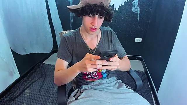 Kerverr  online show from October 18, 7:14 pm