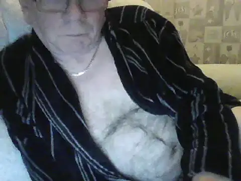 Snapshot of gibbo62 chatting on January 3, 2:43 am gibbo62 online show from January 3, 2:43 am
