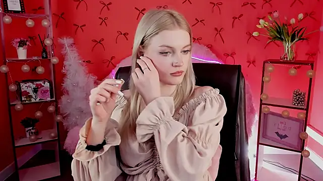 Snapshot of GraceGlamour chatting on December 15, 11:23 am GraceGlamour online show from December 15, 11:23 am
