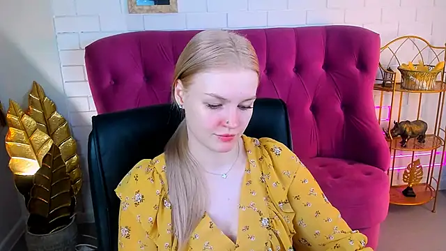 Snapshot of GraceGlamour chatting on January 13, 5:33 am GraceGlamour online show from January 13, 5:33 am