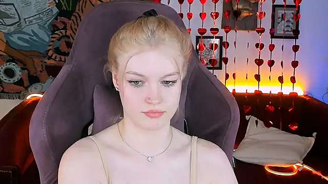 Snapshot of GraceGlamour chatting on February 15, 11:17 am GraceGlamour online show from February 15, 11:17 am