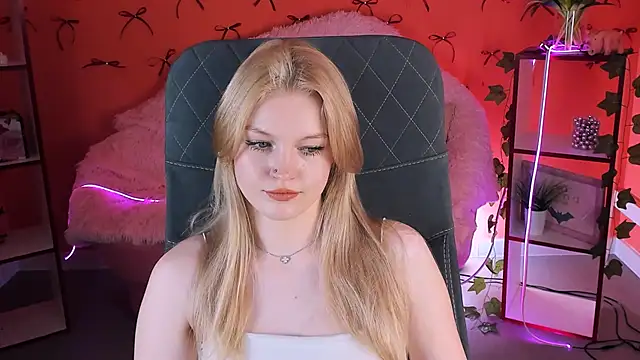 Snapshot of GraceGlamour chatting on February 21, 8:18 am GraceGlamour online show from February 21, 8:18 am
