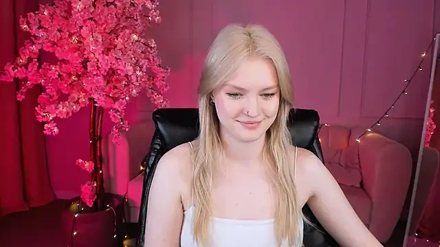 Snapshot of GraceGlamour chatting on March 14, 11:23 am GraceGlamour online show from March 14, 11:23 am