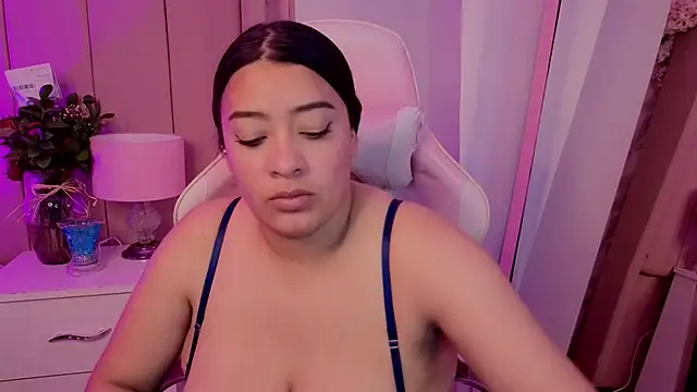 Snapshot of MollyBigBoobs12 chatting on March 3, 8:15 pm MollyBigBoobs12 online show from March 3, 8:15 pm