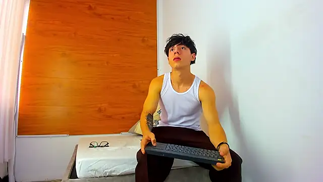 EVAN XOX online show from December 3, 9:45 pm