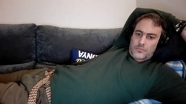 Snapshot of basquehotboy chatting on December 11, 10:06 pm basquehotboy online show from December 11, 10:06 pm