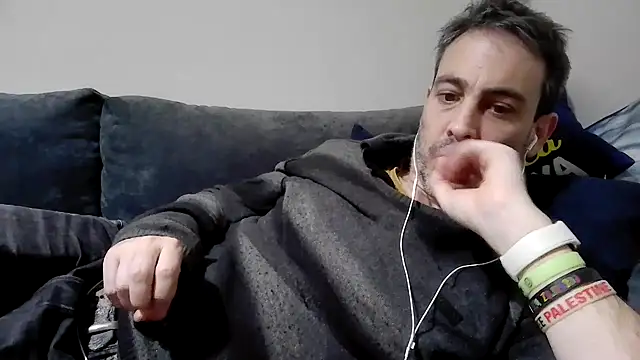 Snapshot of basquehotboy chatting on February 1, 11:27 pm basquehotboy online show from February 1, 11:27 pm