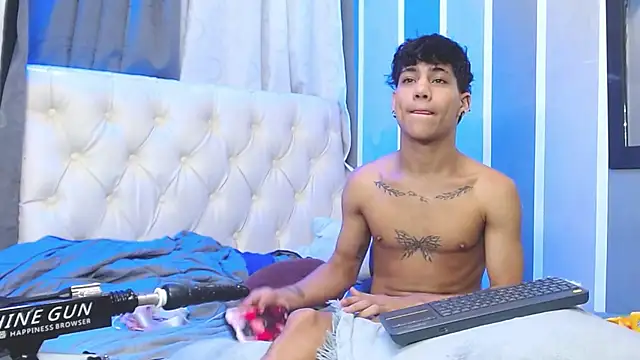 Snapshot of Sexys_Boys_Hot1 chatting on December 18, 8:31 am Sexys Boys Hot1 online show from December 18, 8:31 am