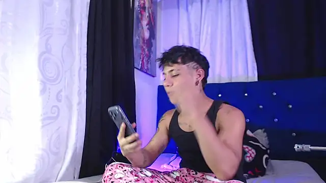 Snapshot of Sexys_Boys_Hot1 chatting on February 22, 1:40 am Sexys Boys Hot1 online show from February 22, 1:40 am