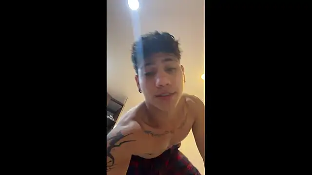 Snapshot of Sexys_Boys_Hot1 chatting on March 17, 1:10 am Sexys Boys Hot1 online show from March 17, 1:10 am