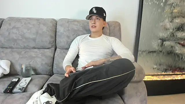 Snapshot of emmanuel_scor chatting on December 17, 1:00 am emmanuel scor online show from December 17, 1:00 am