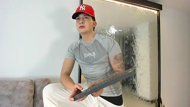 Snapshot of emmanuel_scor chatting on December 18, 3:56 am emmanuel scor online show from December 18, 3:56 am