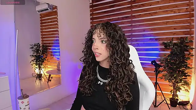 Snapshot of Sapphire_Venuss chatting on April 12, 1:43 am Sapphire Venuss online show from April 12, 1:43 am